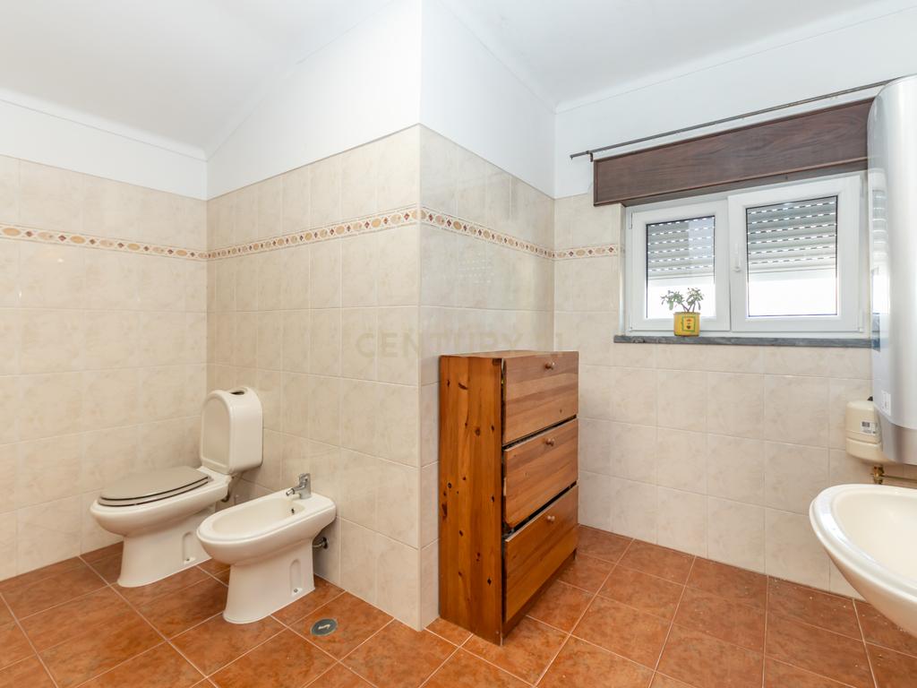 Moradia T5 no centro da Quinta do Conde – Espaço, Conforto e Localização Perfeita - Image 42