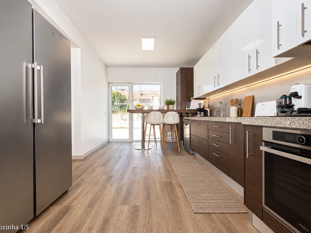 T4 DUPLEX COM 288,50 M², TERRAÇO PRIVATIVO DE 310 M² E ESTACIONAMENTO PARA 7 CARROS — A POUCOS MINUTOS DE LEIRIA - Image 11