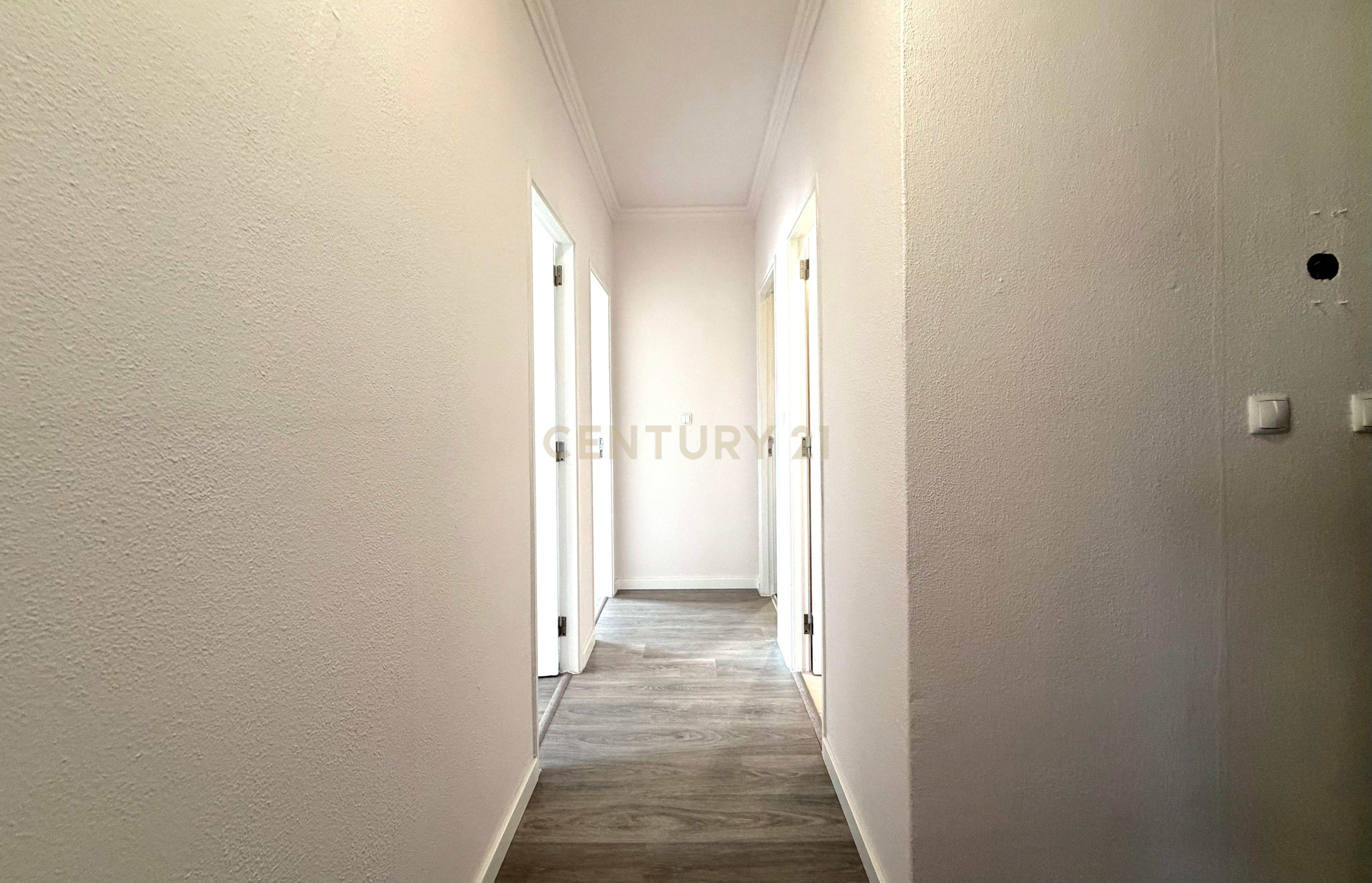 Fotografia 8 de Apartamento T2 Renovado e Equipado | São Sebastião, Setúbal