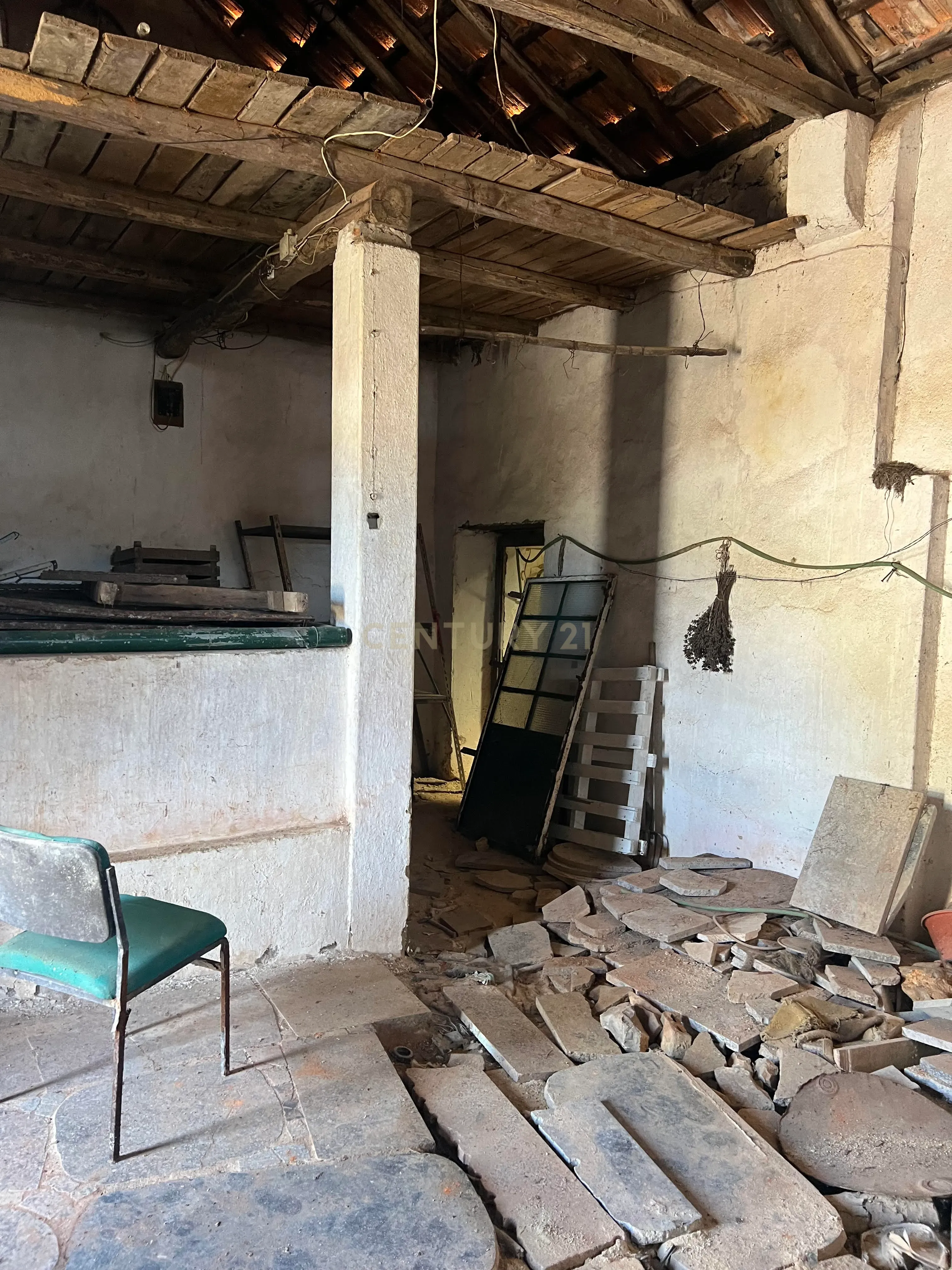 Potencial a 50km de Lisboa: Casa para Renovar com Amplo Logradouro numa Vila Tranquila - Image 10