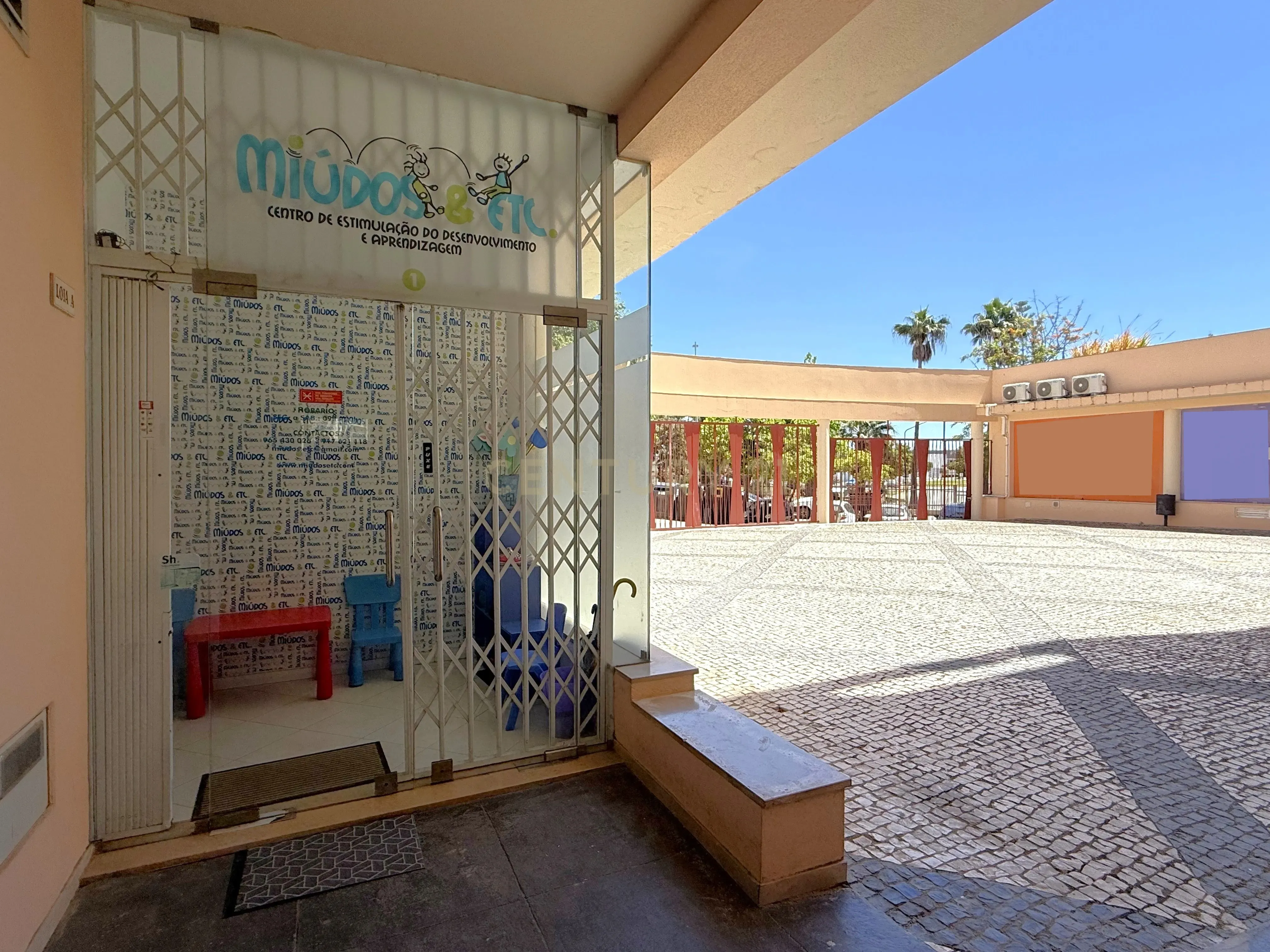 Fotografia 3 de Espaço comercial amplo com montras panorâmicas - Penha, Faro