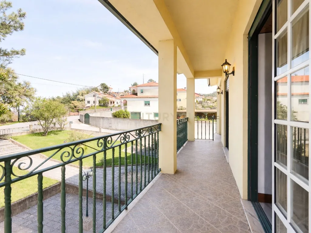 OPORTUNIDADE ÚNICA NA LOUSÃ – MORADIA COM GRANDE POTENCIAL (habitação e comércio) - Image 73