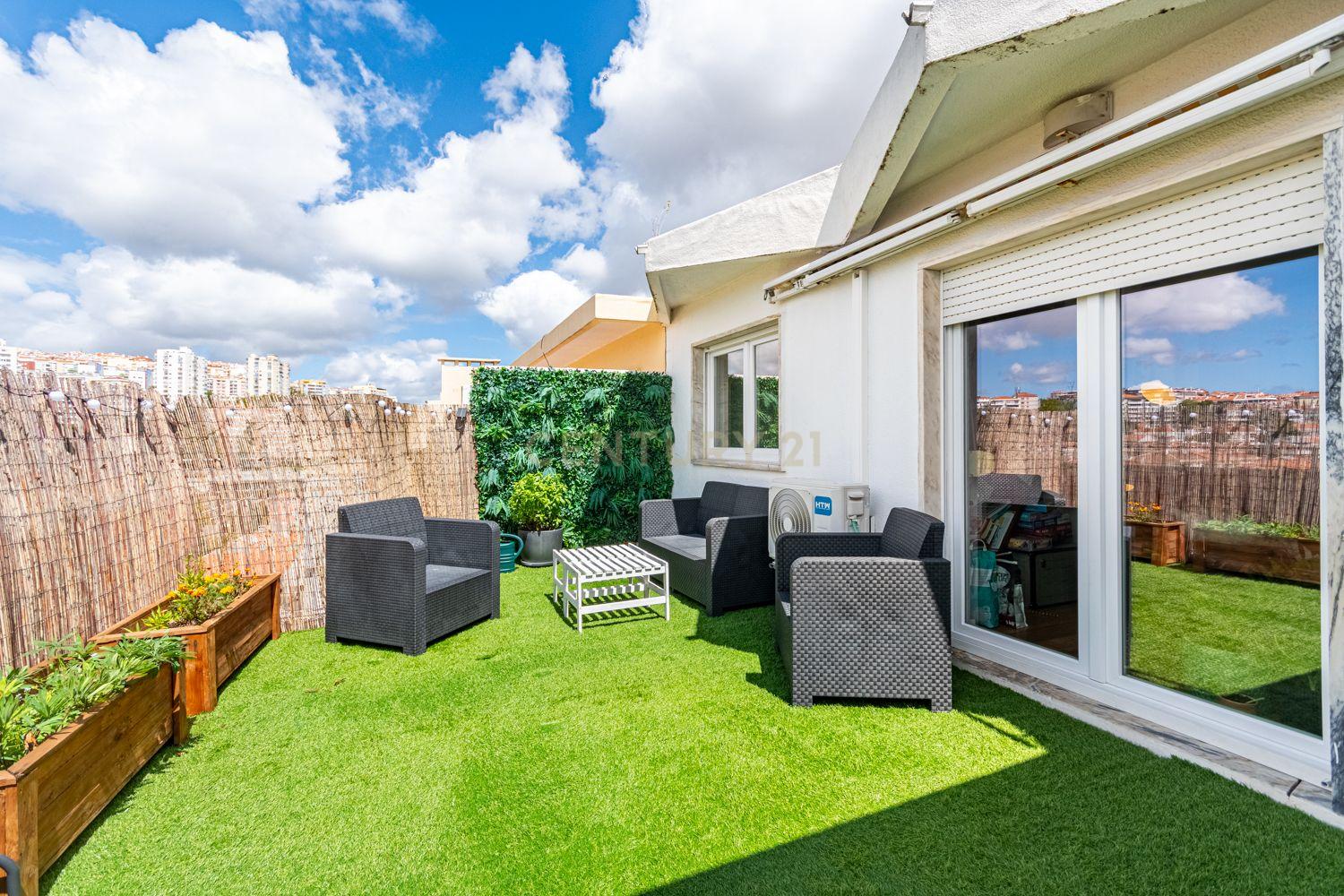 Fotografia 8 de T3+1 Remodelado com Terraço | Último Piso | Centro de Queluz