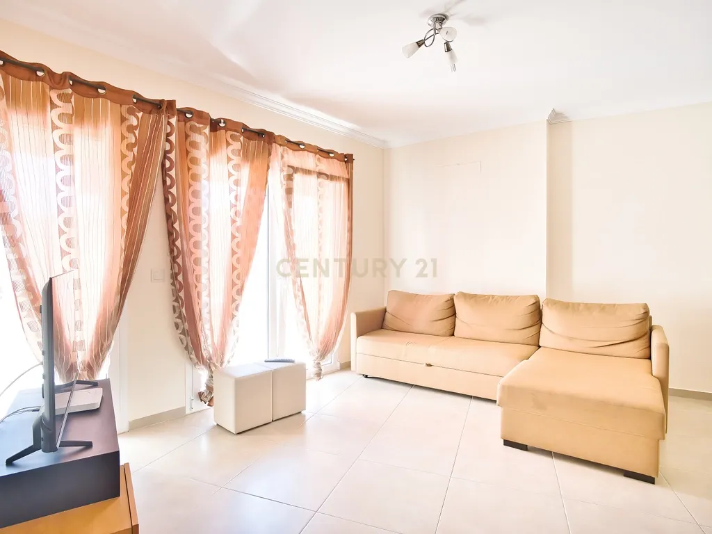 Apartamento T3 Espaçoso e Acolhedor, a Passos do Mar na Nazaré. - Image 1