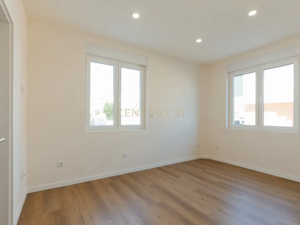 Apartamento T3 moderno e espaçoso no coração do Pinhal Novo - Image 22