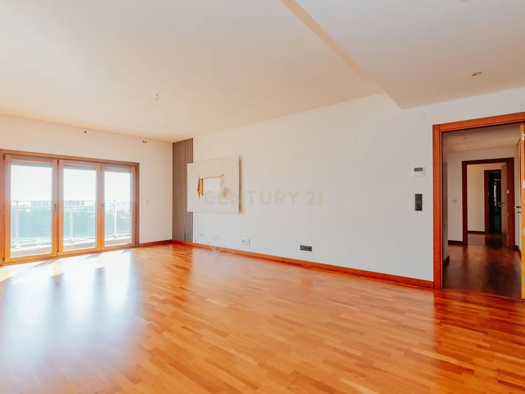 Apartamento T3 com vista da Varanda sobre o Rio Tejo nos Terraços da Ponte Sacavém - Image 7