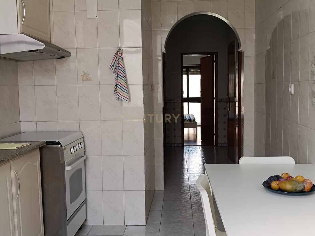 Apartamento na Rua Sebastião da Gama, Barreiro - Image 4