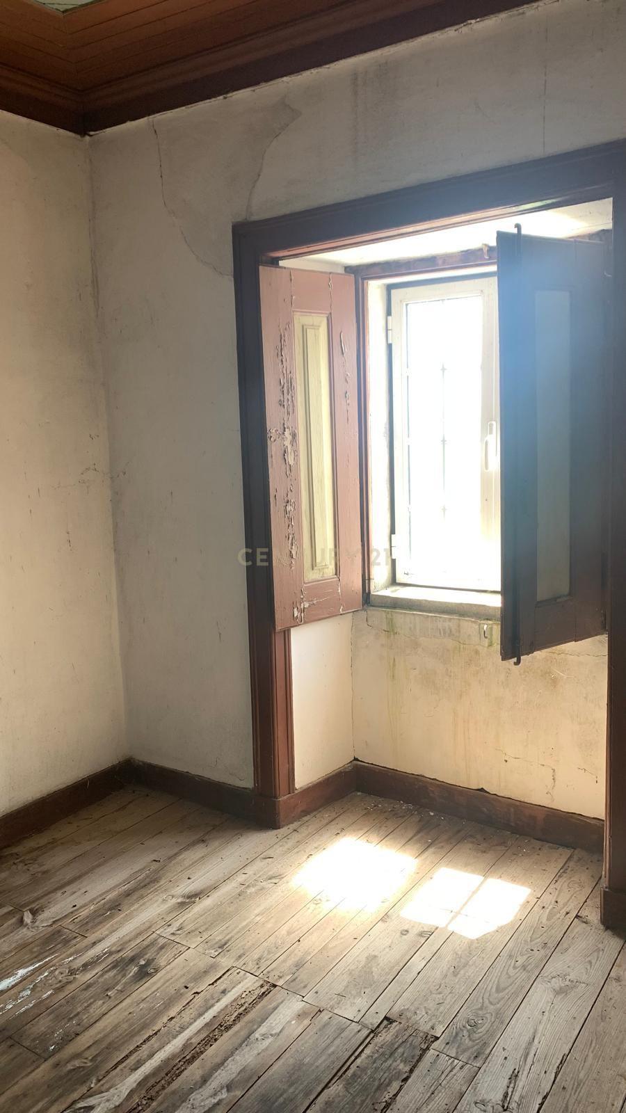 Fotografia 10 de Espaçosa Moradia em Villas Ruivas com Garagem