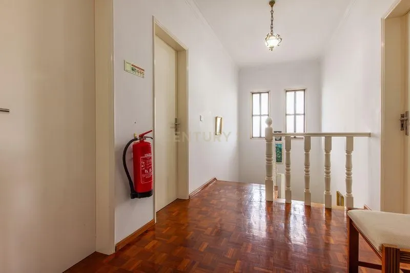Moradia T4 com Vista para o Campo e Cidade em Localização Privilegiada -Charneca da Caparica, Almada - Image 15