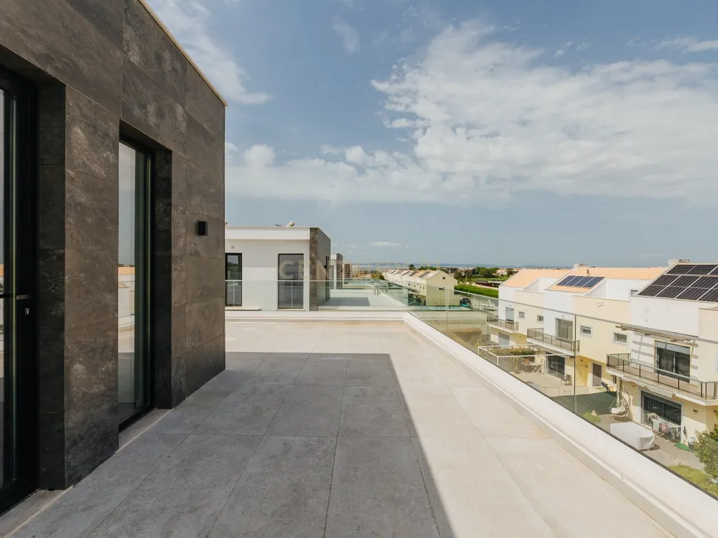 Moradia T4 com piscina e 3 suites | A escolha inteligente para viver com mais espaço a minutos de Lisboa - Image 33