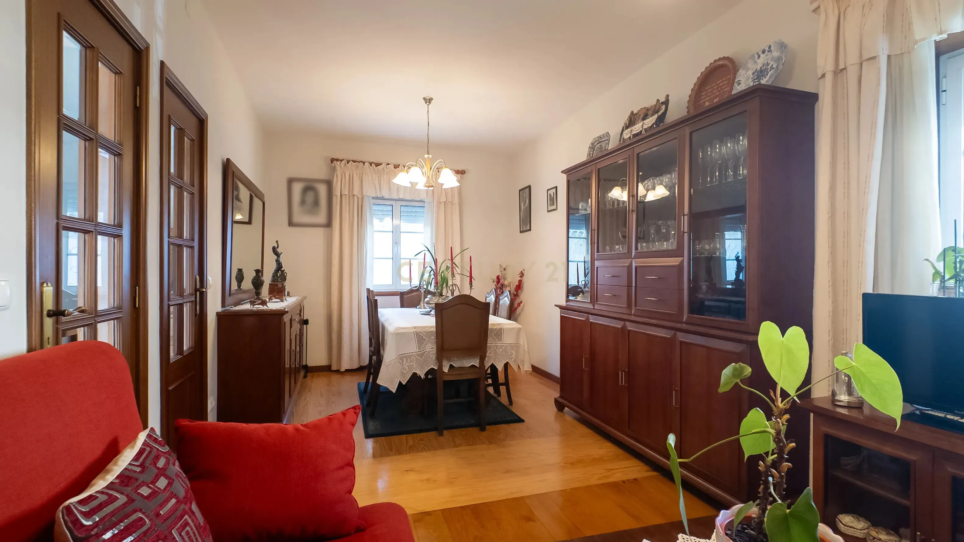 Moradia T4 com Jardim e Garagem no Porto - Image 9