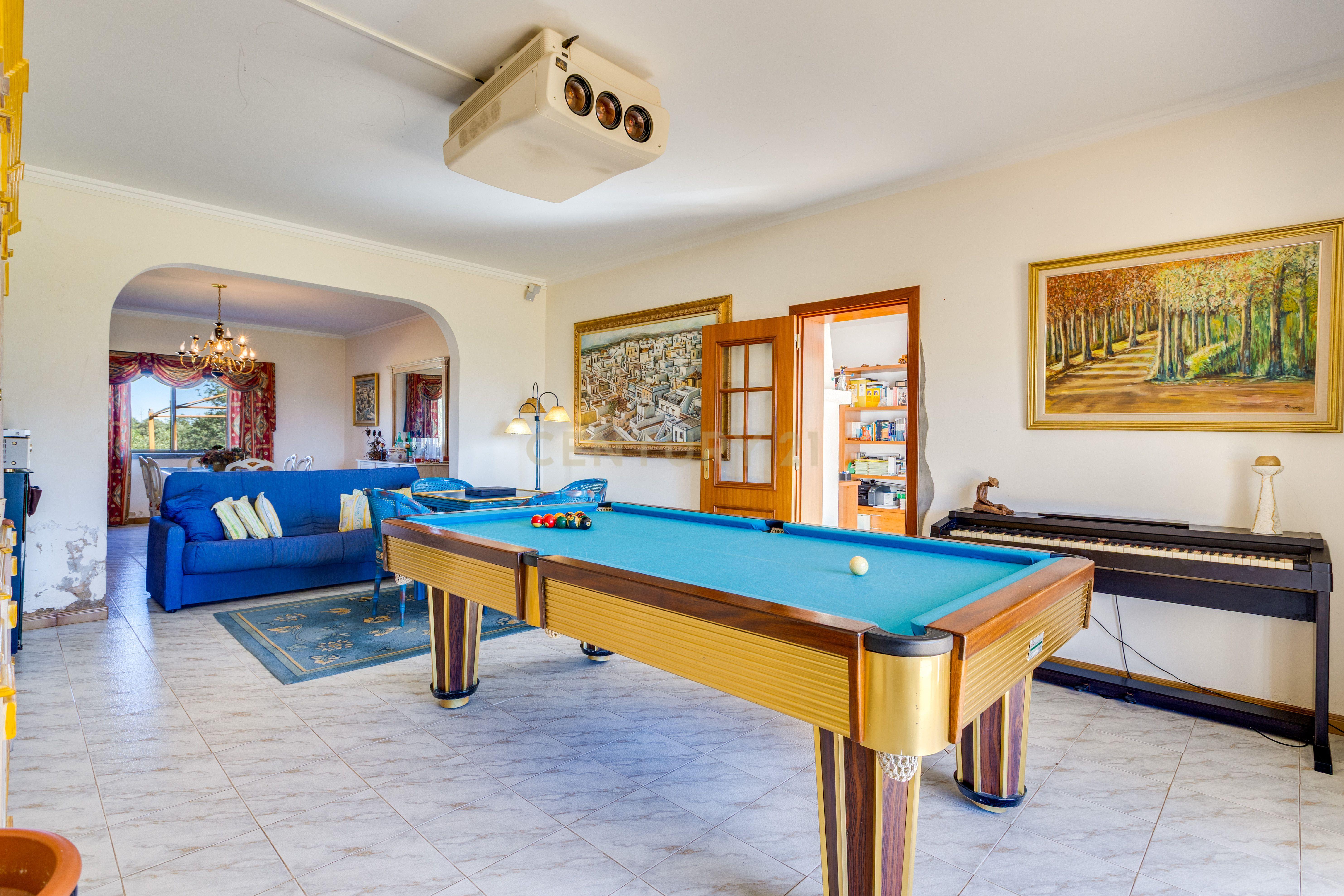 Fotografia 6 de Moradia T5 — Entre Olhão e Estoi | 5.000 m² de Terreno | Piscina | Garagem | Excelente Potencial de Renovação