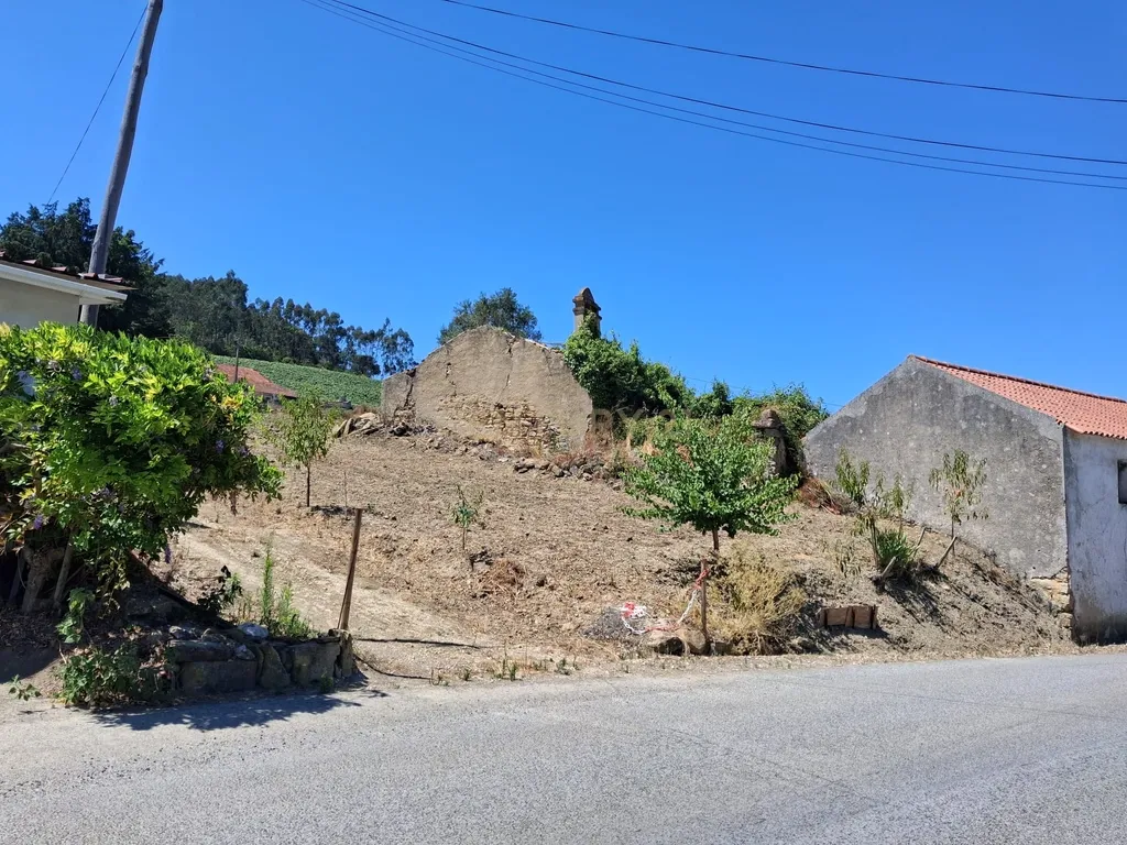 Quinta de 1,8 hectares com 3 edificios para recuperação, em Sobral de Monte Agraço - Image 19