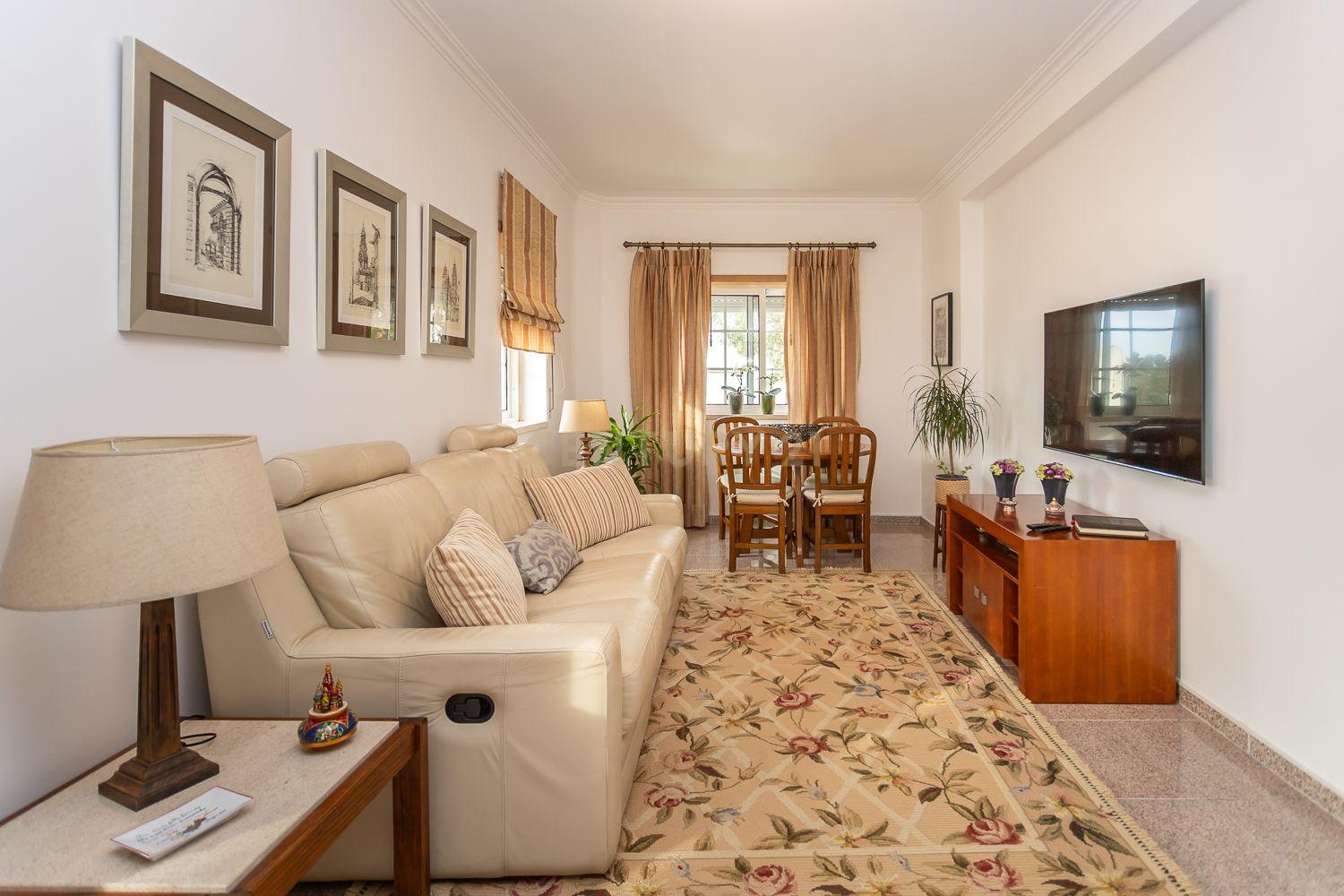 Apartamento T4 c/Arrecadação - Torre da Marinha - Image 4