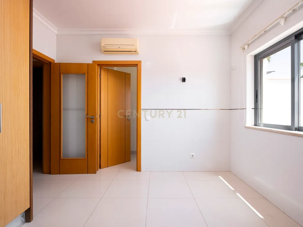 Moradia T3+1 em excelente estado com piscina e garagem, junto ao novo golfe! - Image 5