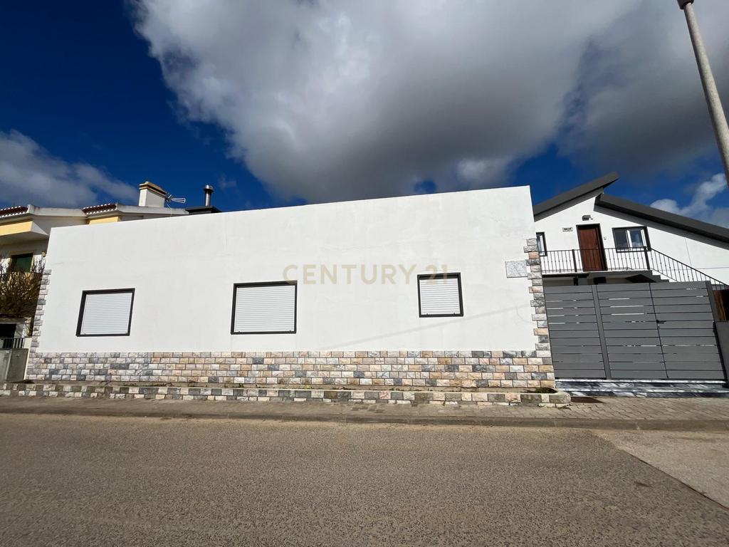 Moradia com quatro apartamentos independentes, três T2 e um T3 em Atouguia da Baleia. Ideal para famílias ou grupos, preparada para turismo ou para arrendamento de longa duração. - Image 8