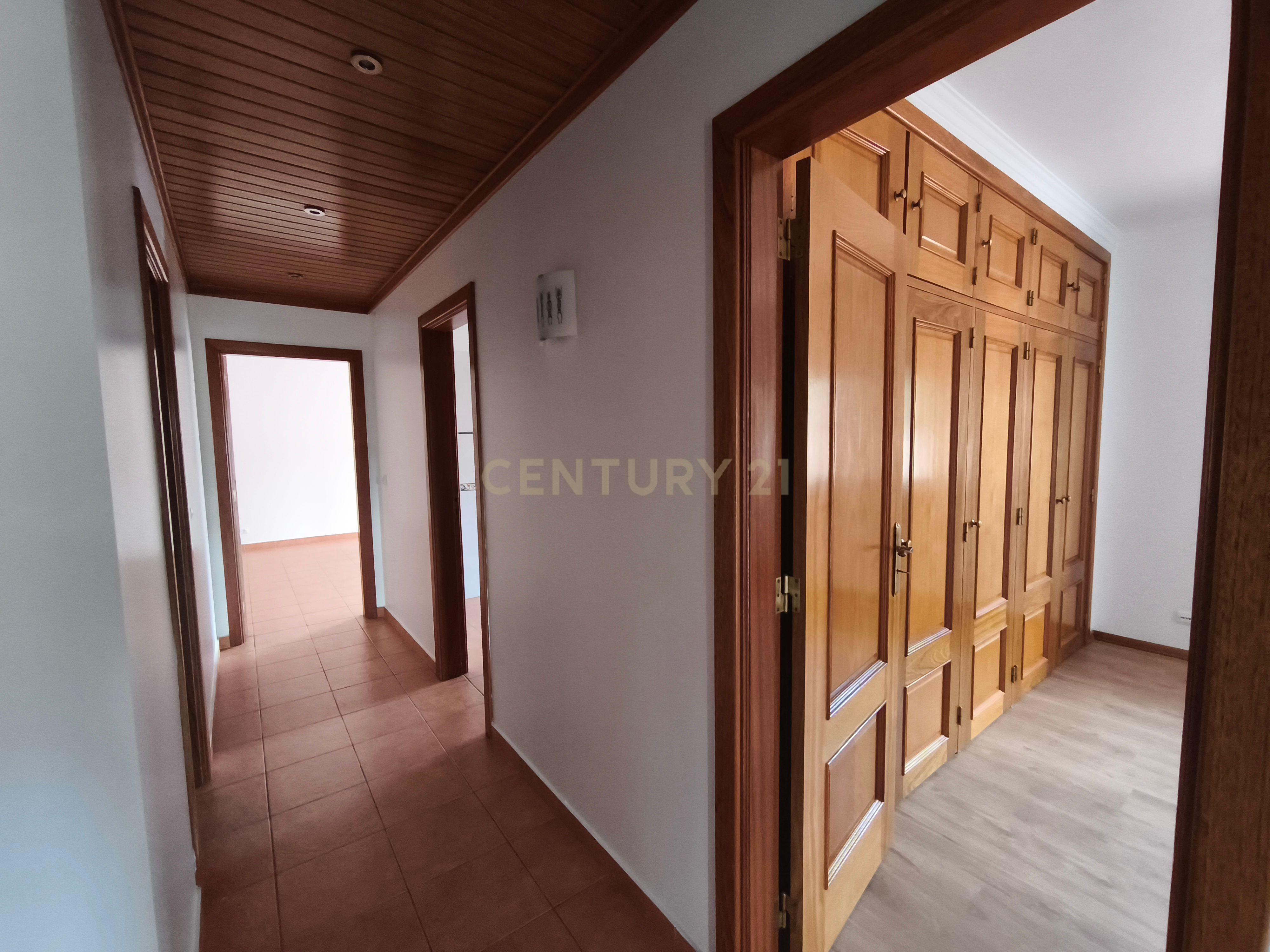 Fotografia 8 de Apartamento T3 para arrendar com terraço de 200m² e garagem para dois carros — Lourinhã