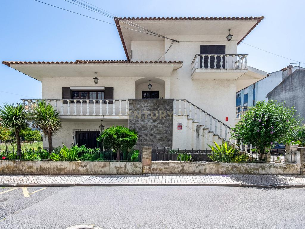 Excelente Moradia T7 no Carregado Inserida num generoso lote de 1.060m². - Image 1