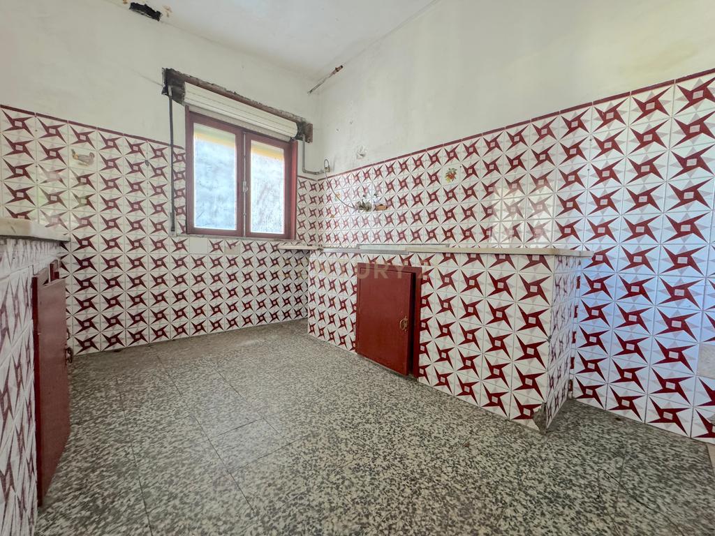 Moradia com 4 quartos, 3 armazéns e muito potencial em Freamunde, Paços de Ferreira - Image 8