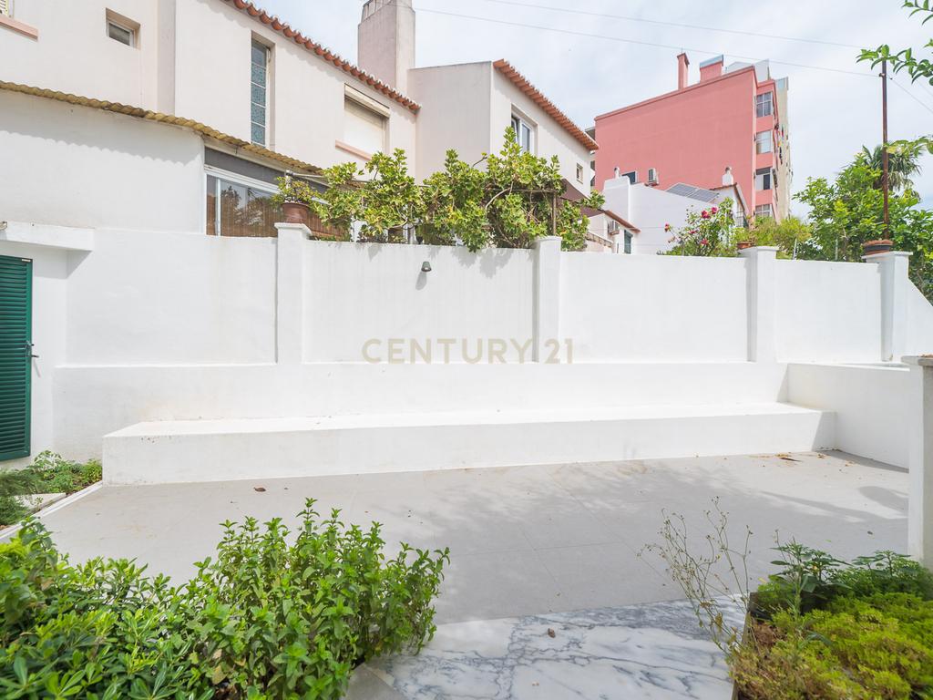 Moradia T3 + 1 Renovada com Jardim e Piscina em Penha de França, Lisboa - Image 21