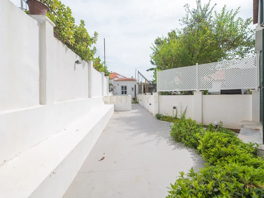 Moradia T3 + 1 Renovada com Jardim e Piscina em Penha de França, Lisboa - Image 15