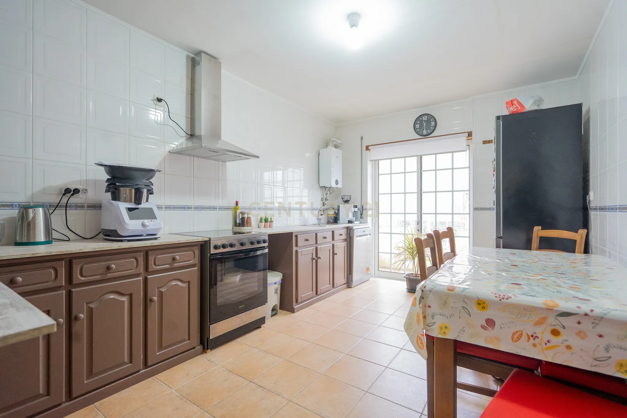 Ótimo Apartamento T3 com boas áreas, lugar de estacionamento, varandas, lareira fechada, cozinha semi equipada. - Image 12