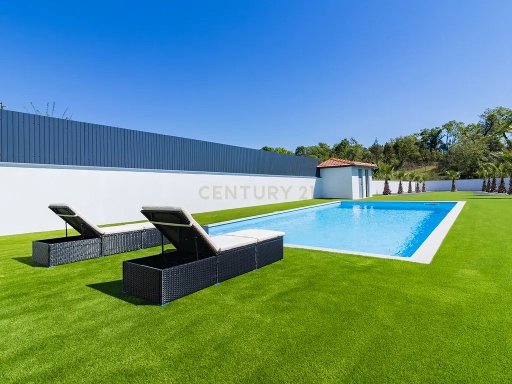 Propriedade Totalmente Renovada com Armazém/Garagem de Grande Dimensão e Piscina em Monte Real - Image 4