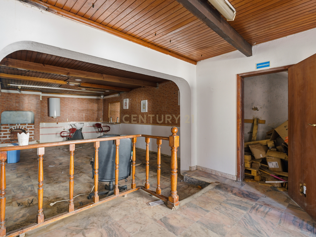 Imóvel comercial no centro da Merceana concelho de Alenquer, composto por dois pisos de 160 m² cada - Image 7