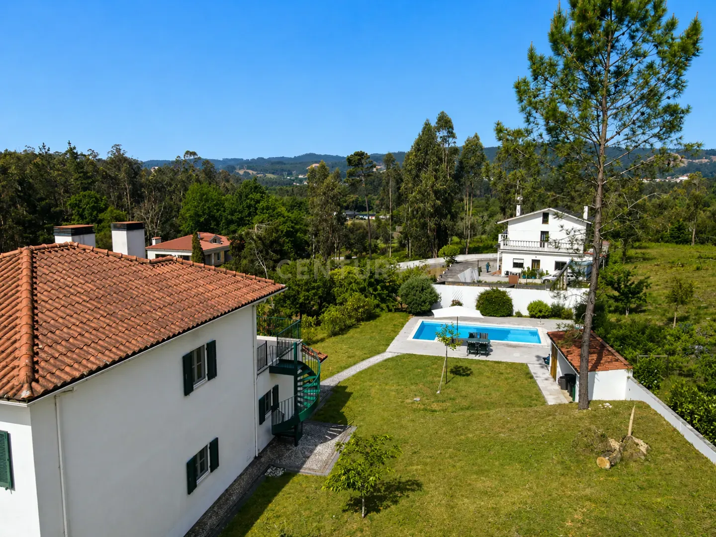 Fotografia 9 de Moradia T3 em bom estado com terraço, piscina, jardim e garagem numa localização sossegada a 2 min. de Vila Nova de Poiares