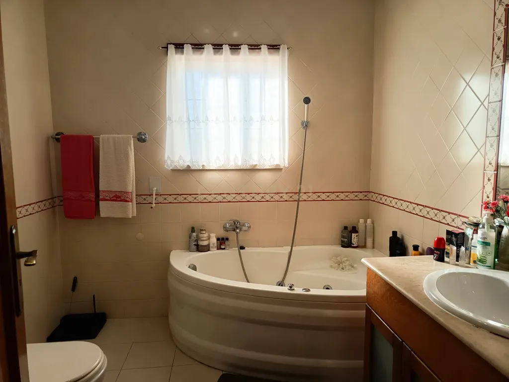 Apartamento T3 no centro do Entroncamento com sótão e garagem - Image 12