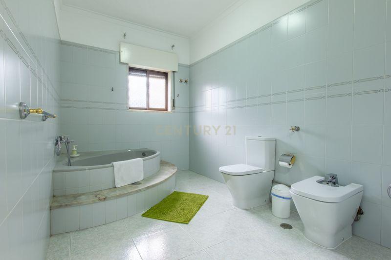 Moradia T4 com Vista para o Campo e Cidade em Localização Privilegiada -Charneca da Caparica, Almada - Image 13