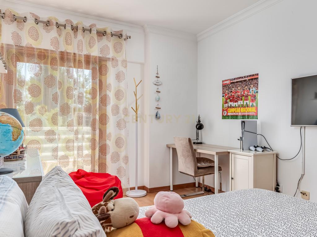 Apartamento T4 em Alfragide com Vista e Excelentes Acabamentos - Image 22