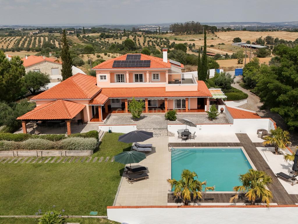 Propriedade Única com Piscina, Lago e Produção de Azeite - Image 2