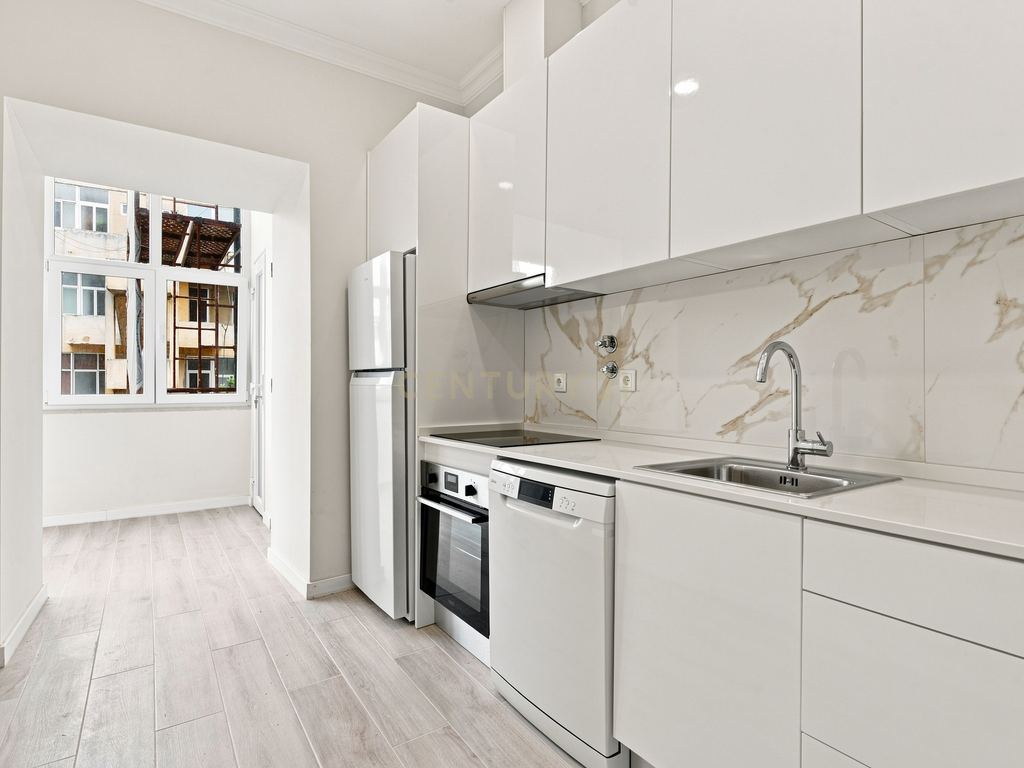 Exclusivo na Penha de França | T3 Totalmente Remodelado com Elevador, Cozinha Equipada e Logradouro Privativo de 41 m² - Image 2