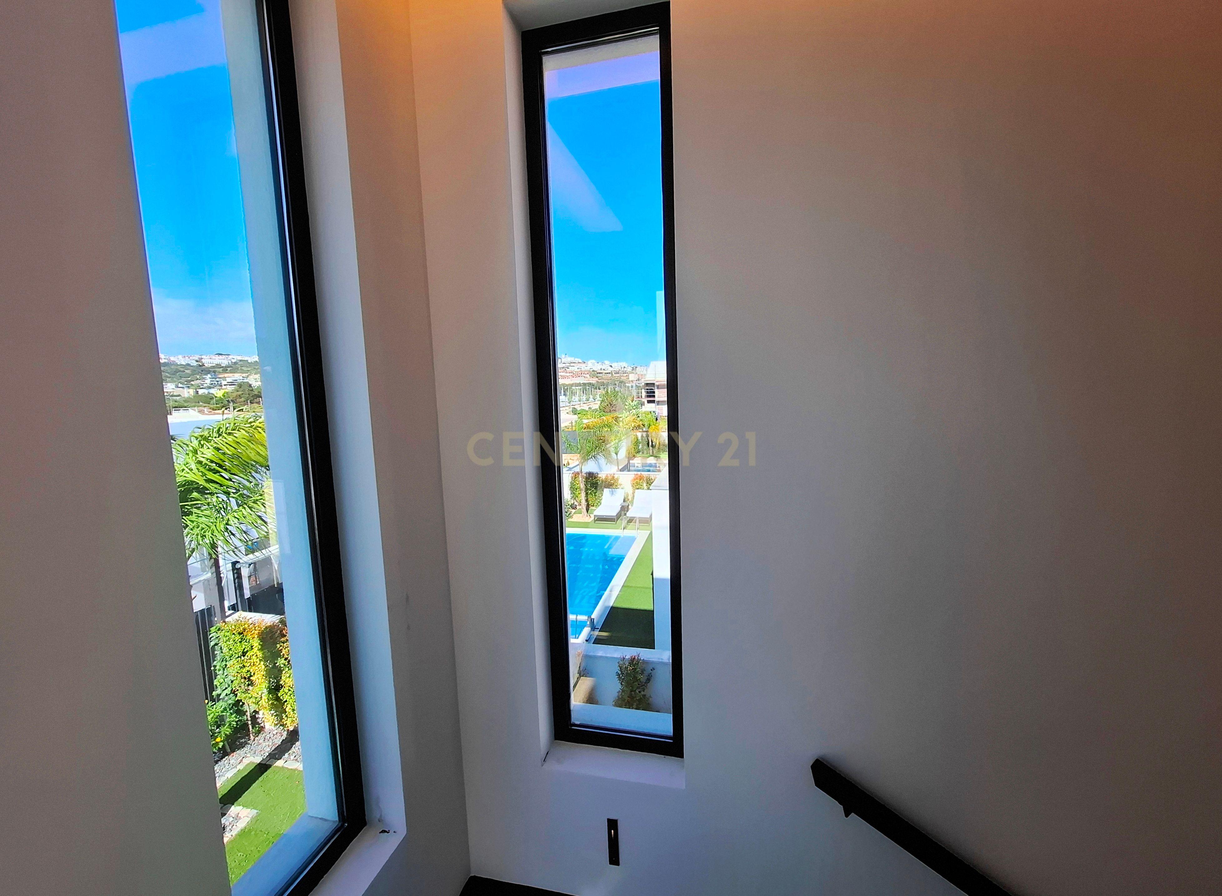 "Moradia Isolada Nova na Marina de Albufeira — Qualidade de Vida com Conforto Moderno" - Image 42