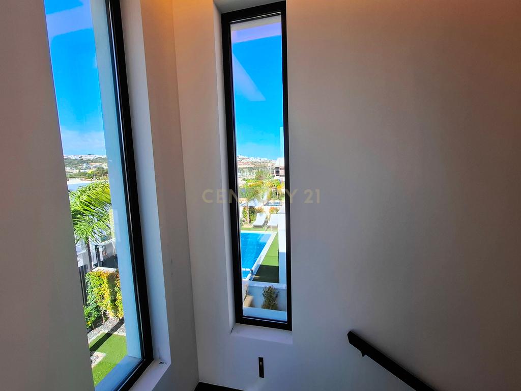 "Moradia Isolada Nova na Marina de Albufeira — Qualidade de Vida com Conforto Moderno" - Image 42