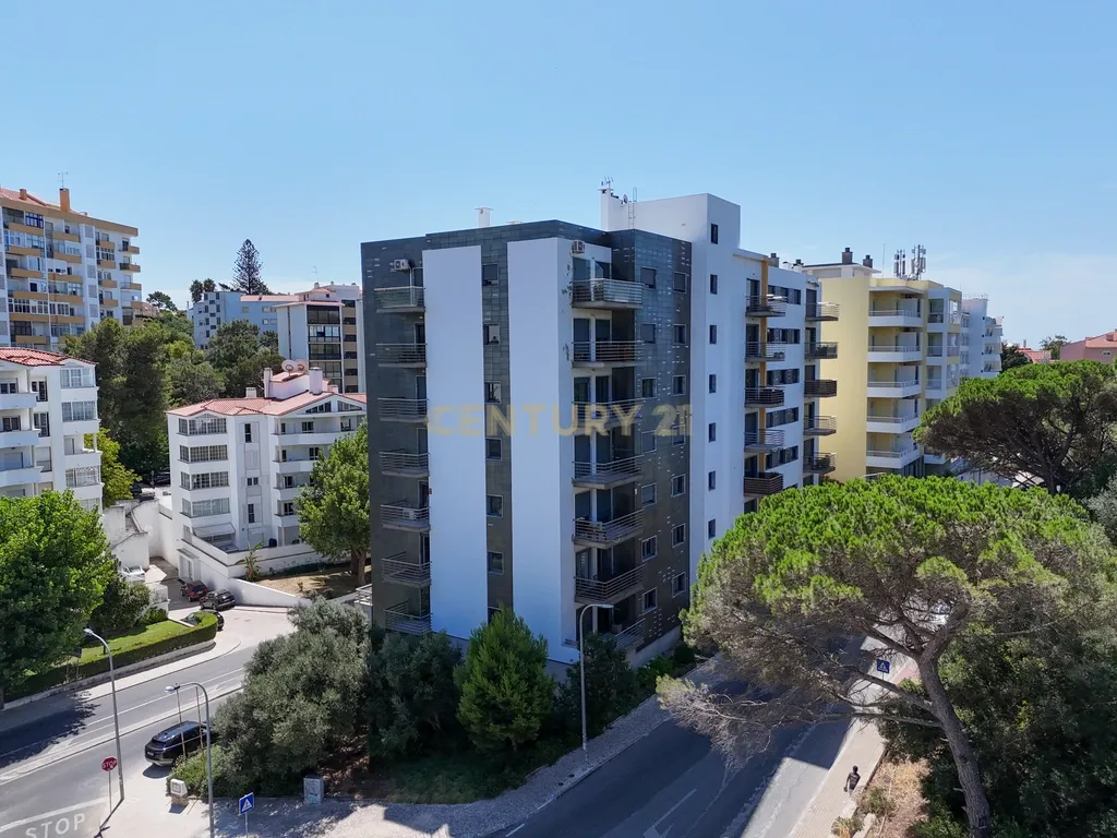 Elegante Apartamento T3 no Estoril com Box Fechada para 3 carros a poucos metros da praia - Image 2