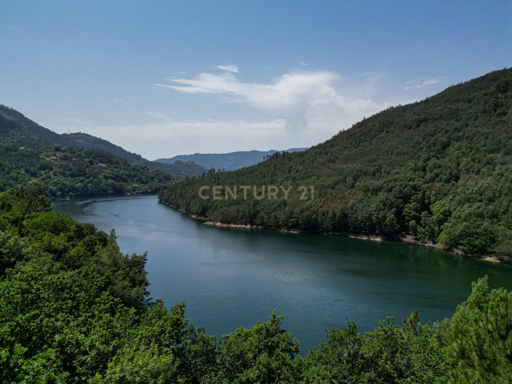 Duas Propriedades Únicas no Gerês com Acesso Direto ao Rio e Ancoradouro Privado - Image 8