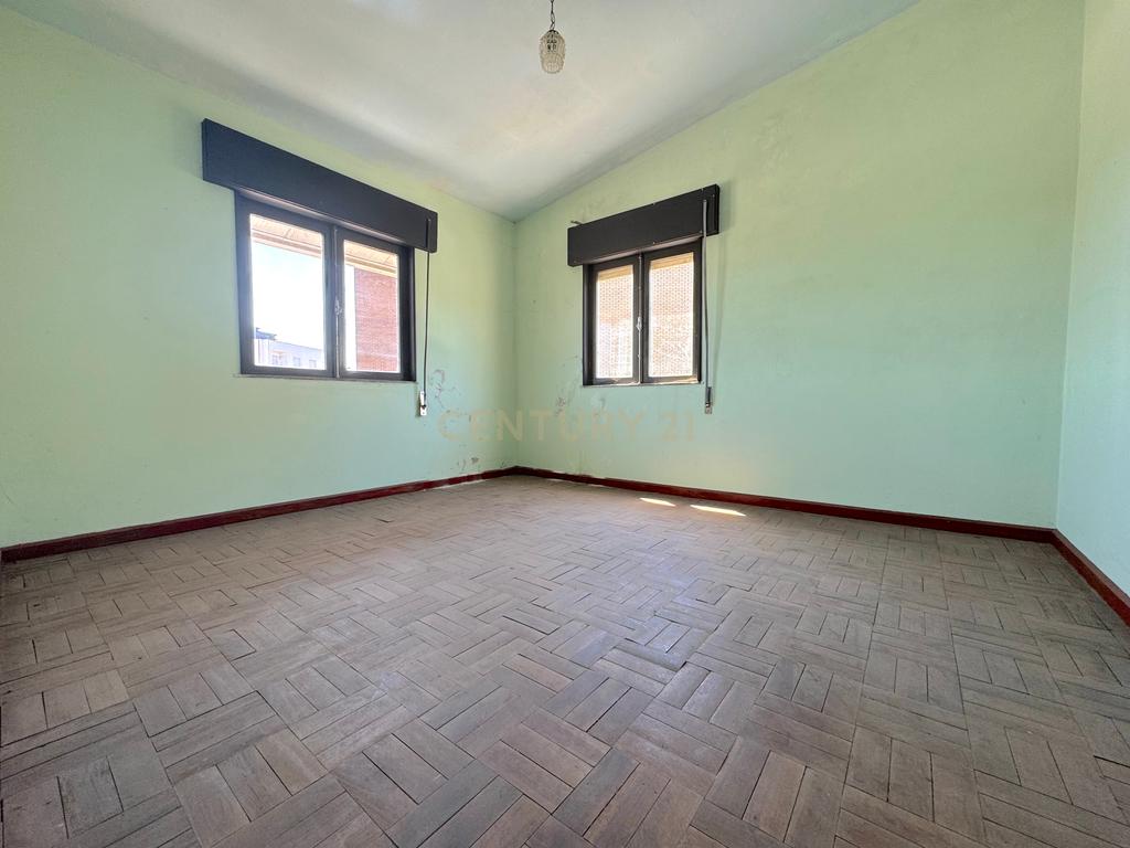 Moradia com 4 quartos, 3 armazéns e muito potencial em Freamunde, Paços de Ferreira - Image 10