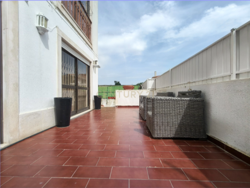 Apartamento T2 + 1 | Jardim e Estacionamento junto à Praia - Image 1