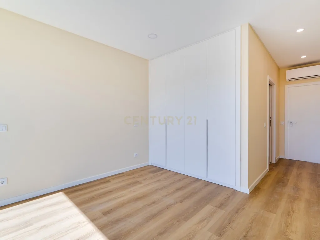 Moradia T4+1 de construção nova com piscina infinita | Caramujeira, Lagoa - Image 29