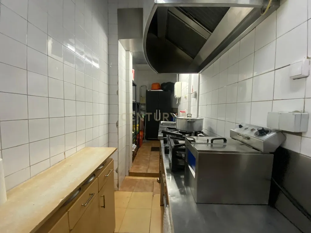 Cafeteria no Porto com Excelente Localização e Equipamentos - Image 7