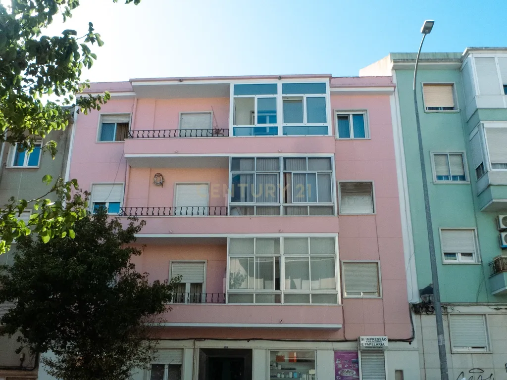Apartamento T0 Remodelado, Amadora (com Inquilino) - Image 1