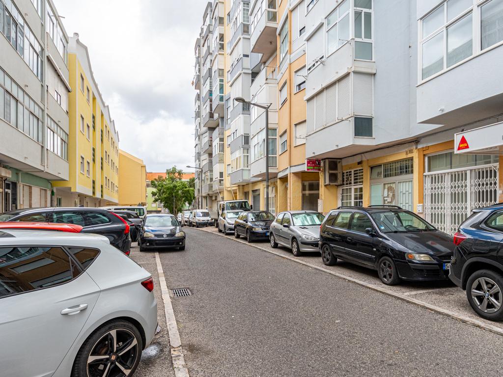T3+1 Remodelado com Terraço | Último Piso | Centro de Queluz - Image 29