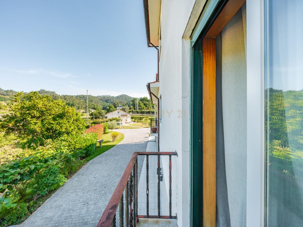 Casa T4 com Vista Panorâmica em Arcos de Valdevez - Image 11