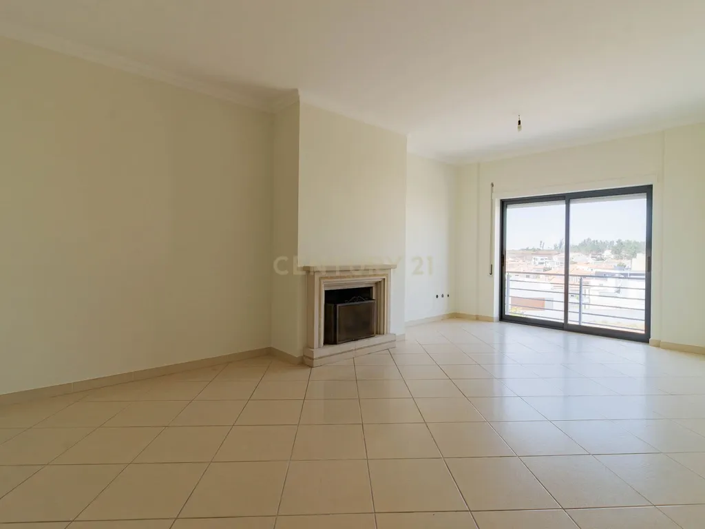 Excelente Apartamento T2 com 2 WC e Garagem - Image 5