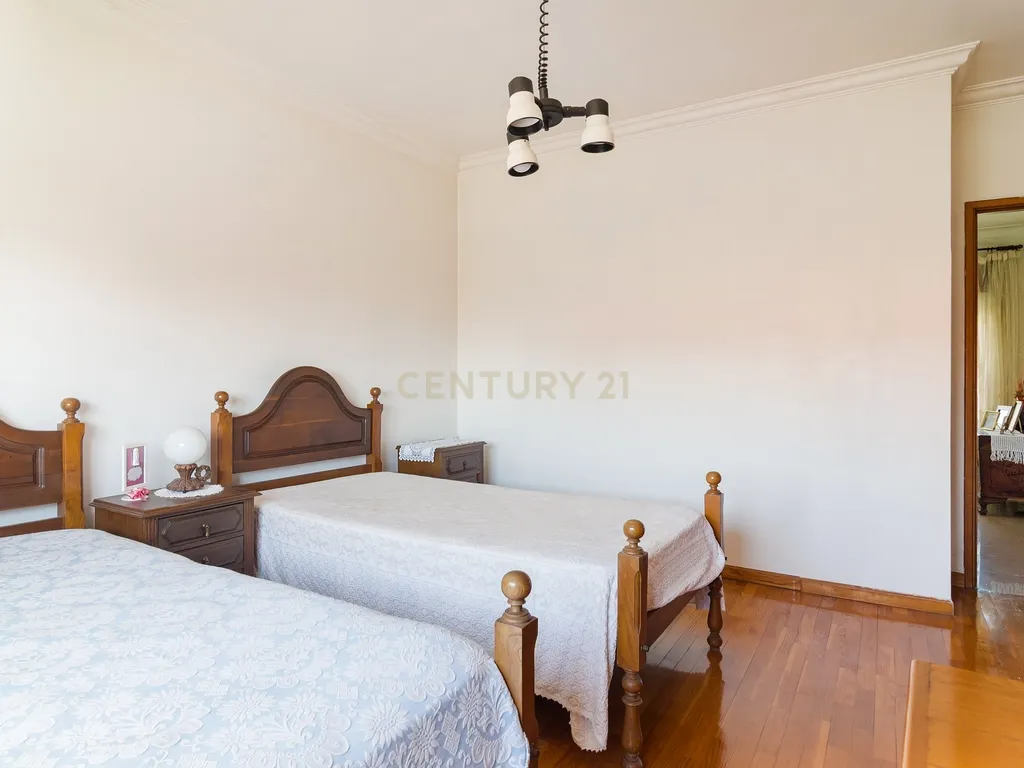 Moradia T3 em Porto Salvo | 213 m² | Garagem | Pátio e Jardim - Image 26
