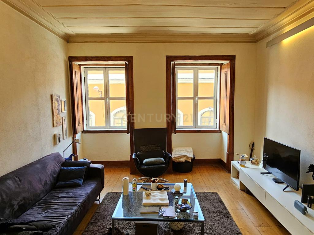 Apartamento T2 em Alcantara em Localização Privilegiada - Image 1