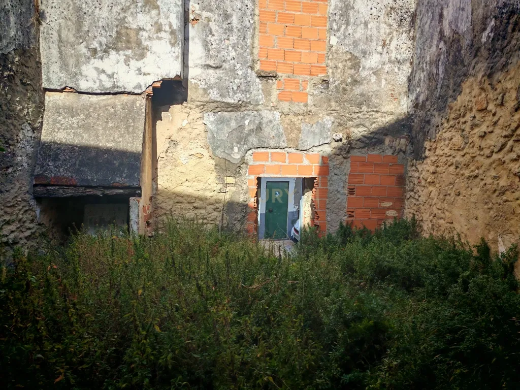 Moradia em ruinas no centro histórico de Palmela - Image 27