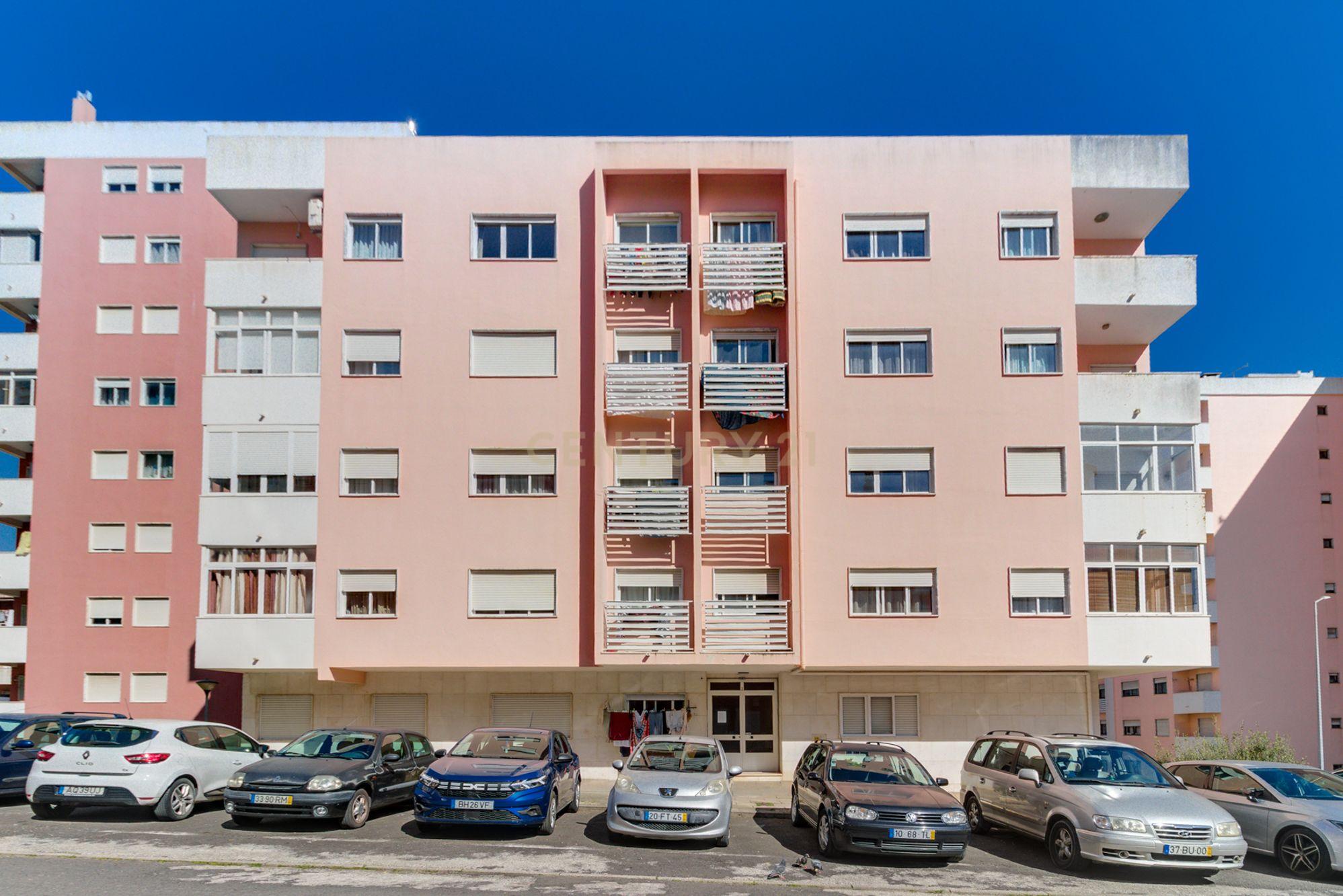 Apartamento T2 remodelado em São Marcos com Varanda e Ar Condicionado - Image 28